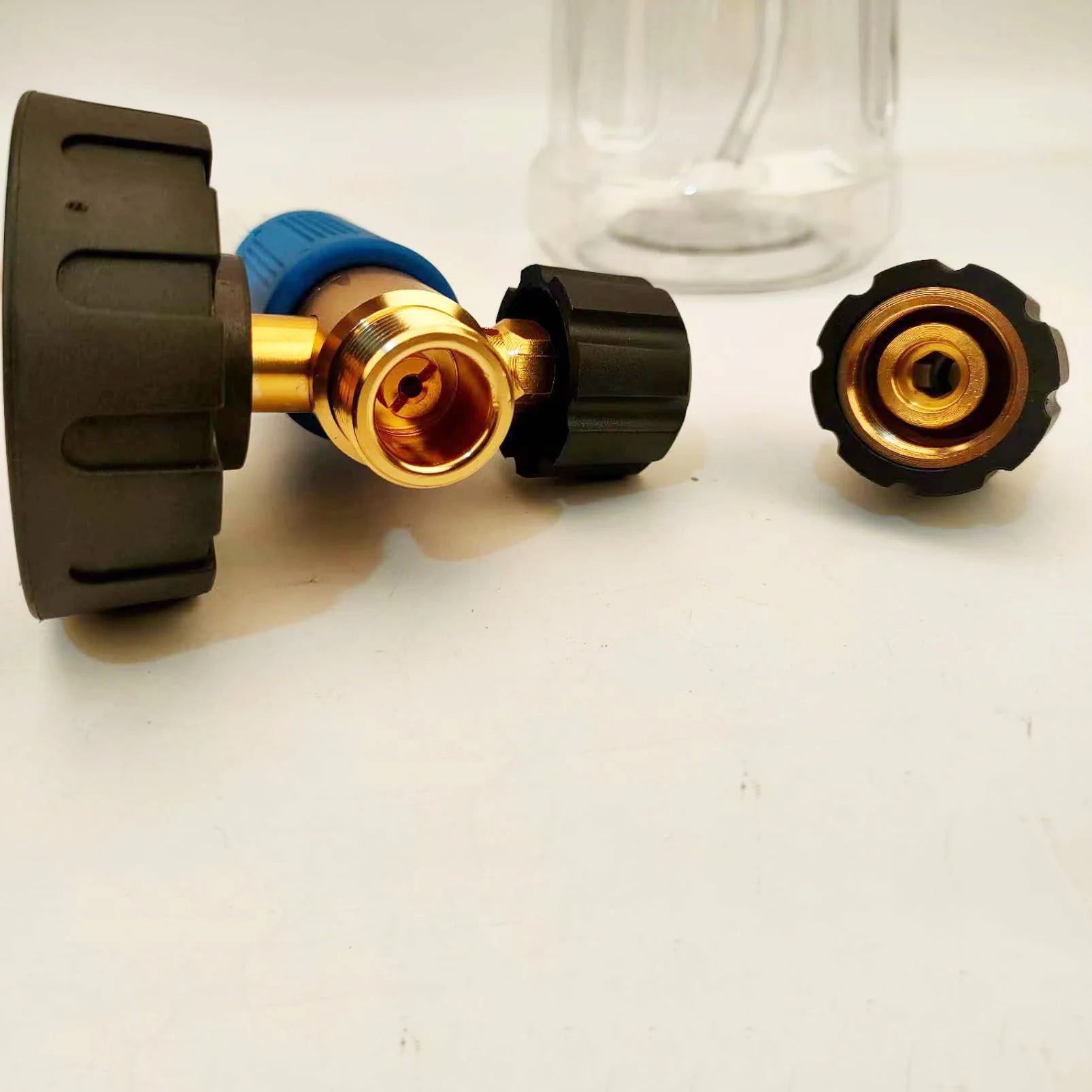 High pressure foam bottle to wash your vehicle, with 13 adaptable nozzles.